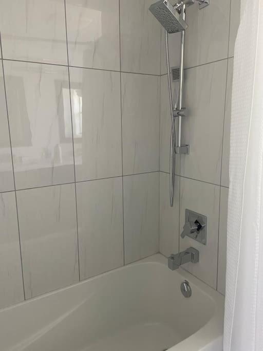 Fallsview Area! Only 10 Min Walk Holiday home Niagara Falls