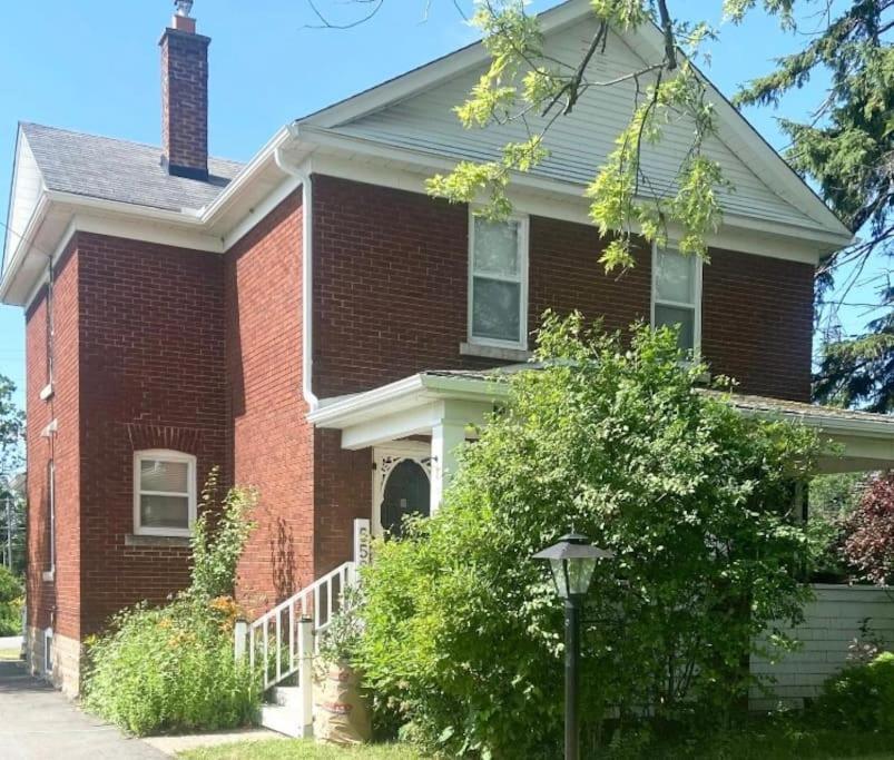 Fallsview Area! Only 10 Min Walk Holiday home Niagara Falls